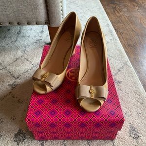 Tory Burch Nude Patent Wedges - size 7